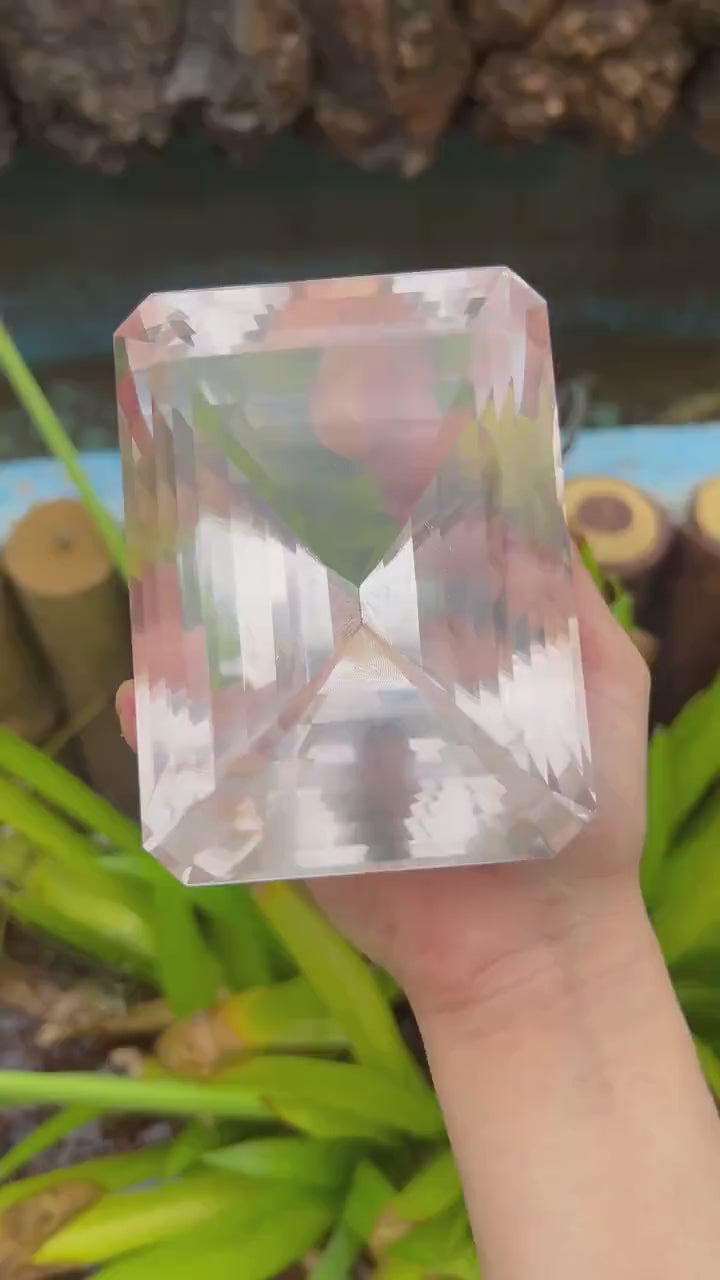 watch the 5000 carat flawless massive indian clear quartz emerald cut gemstone - clearquartzshop