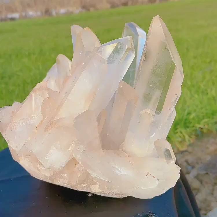 360° video of 15kg brazilian clear quartz specimen - clearquartzshop